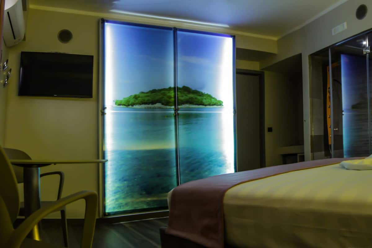 Ropa de cama de alta calidad y minibar 