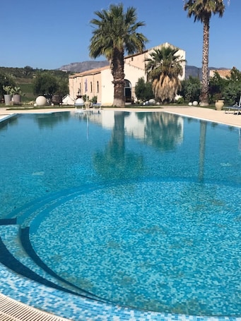 Una piscina al aire libre