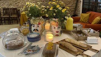 Petit déjeuner complet (7.00 EUR par personne)