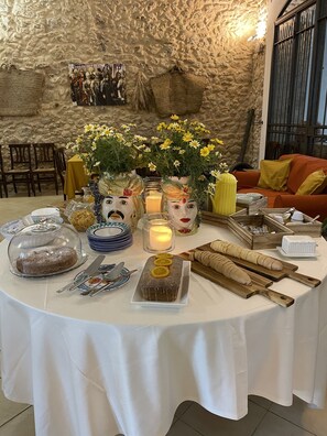 Tägliches großes Frühstück (7.00 EUR pro Person)