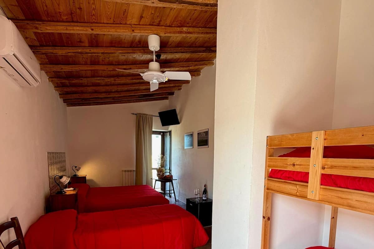 Suite Classique, salle de bains privée, vue cour intérieure (Quintupla) | Rideaux occultants, accÚs pour personnes à mobilité réduite