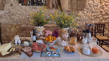 Colazione completa, servita tutte le mattine (7.00 EUR a persona)