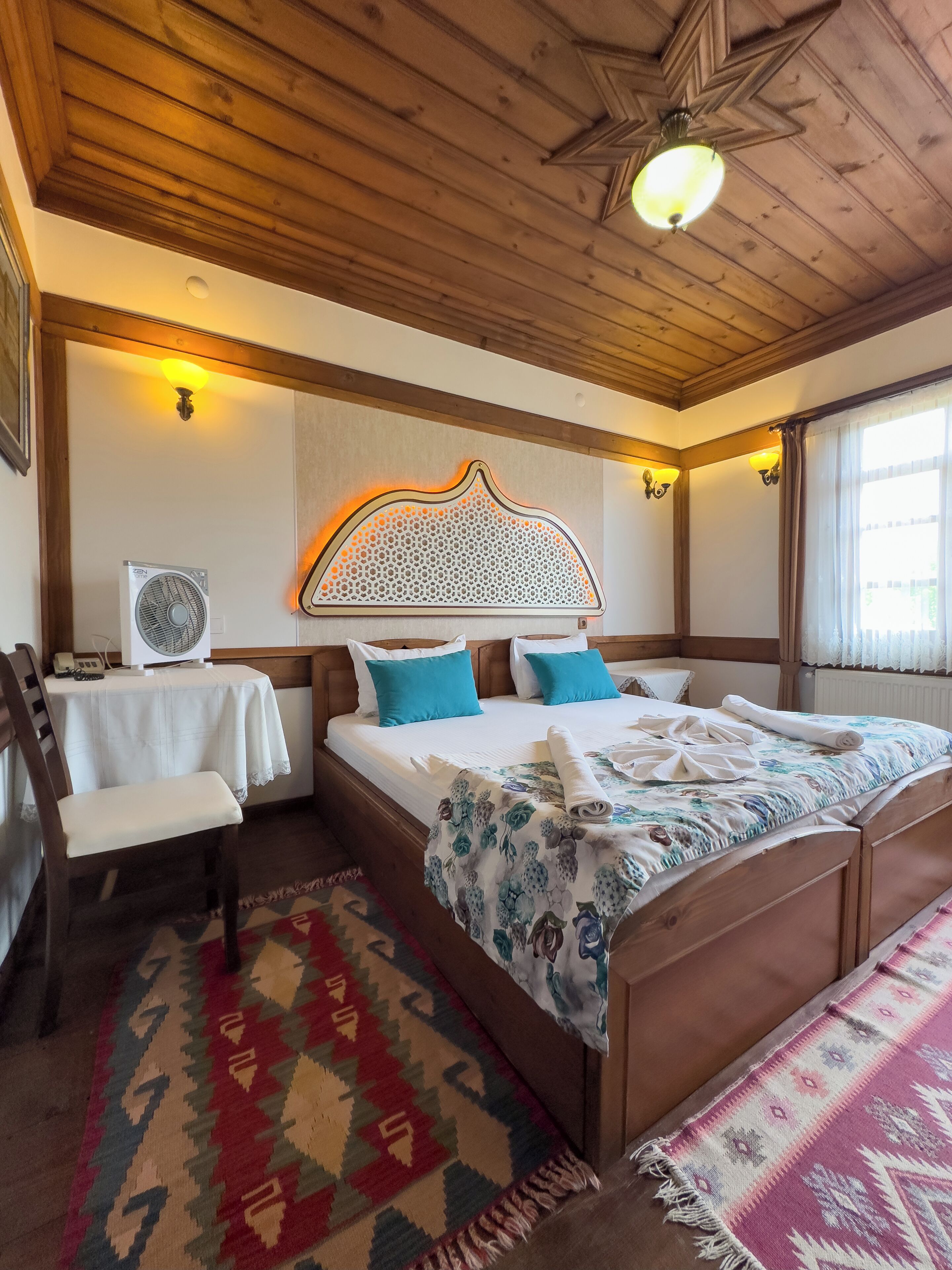 2 bedrooms, premium bedding, minibar, desk