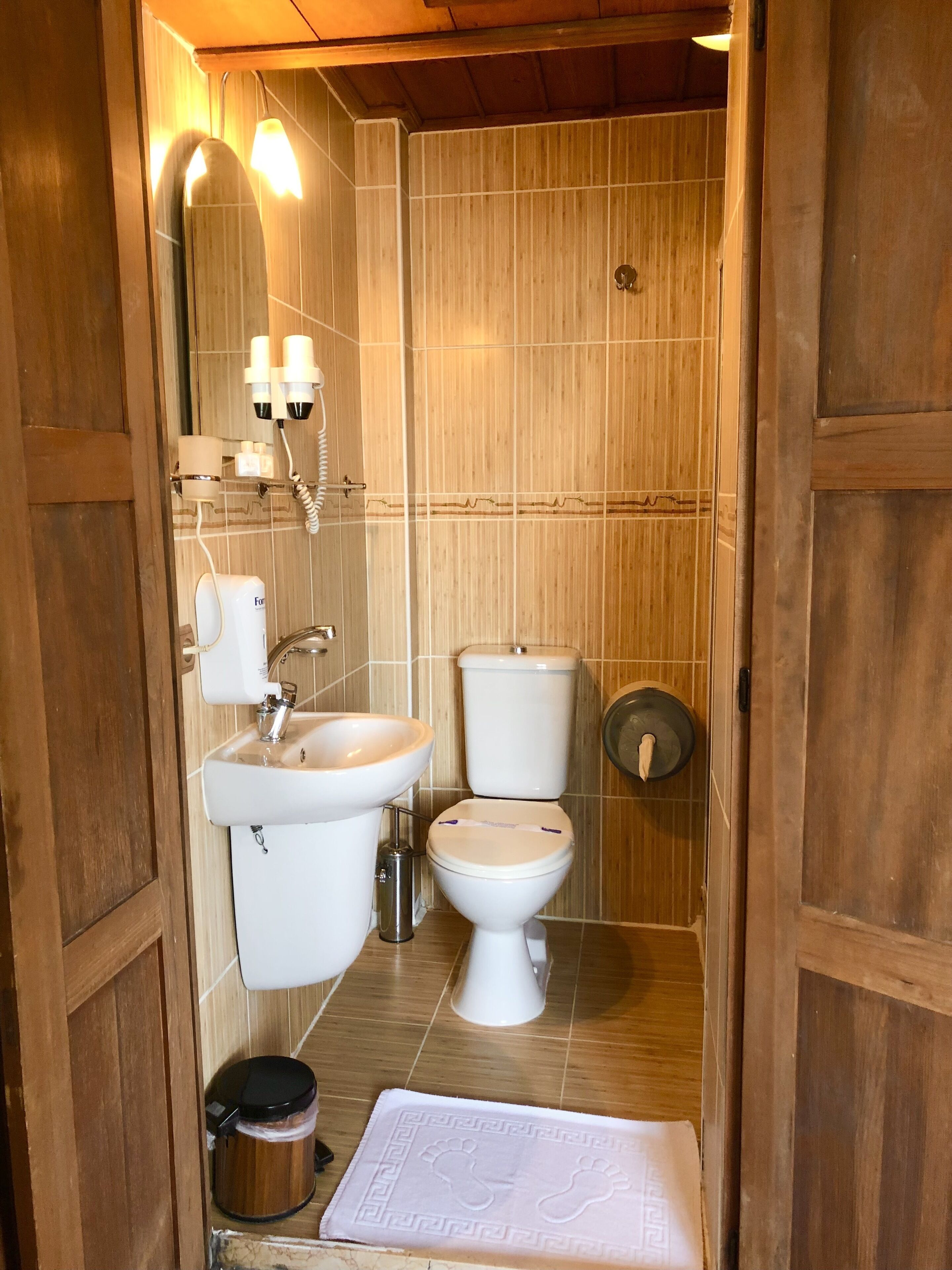 standard double room | bathroom | shower, free toiletries, hair dryer, slippers