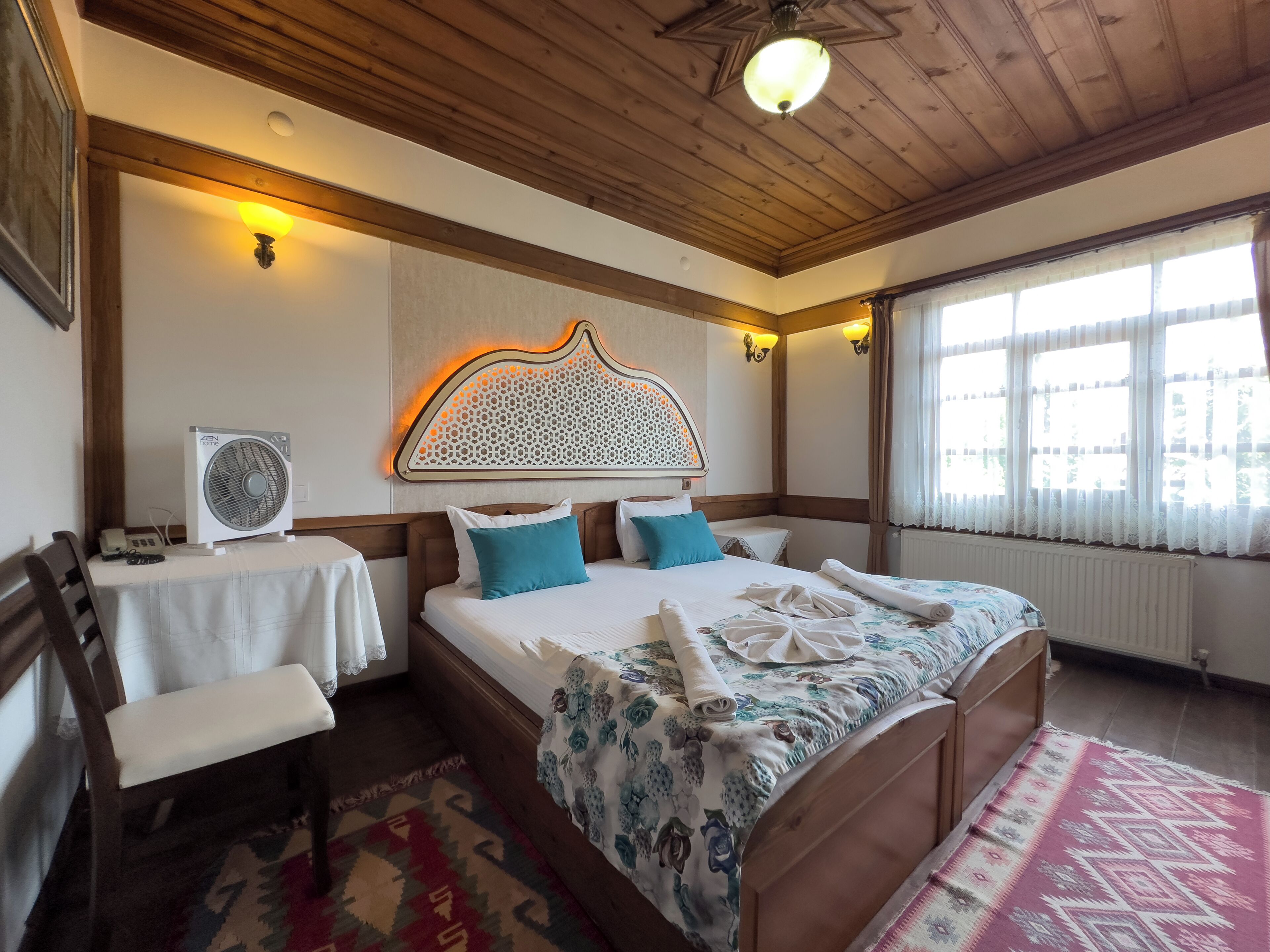 2 bedrooms, premium bedding, minibar, desk