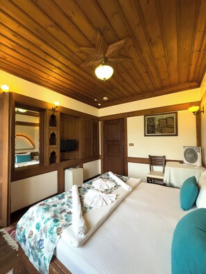 2 bedrooms, premium bedding, minibar, desk