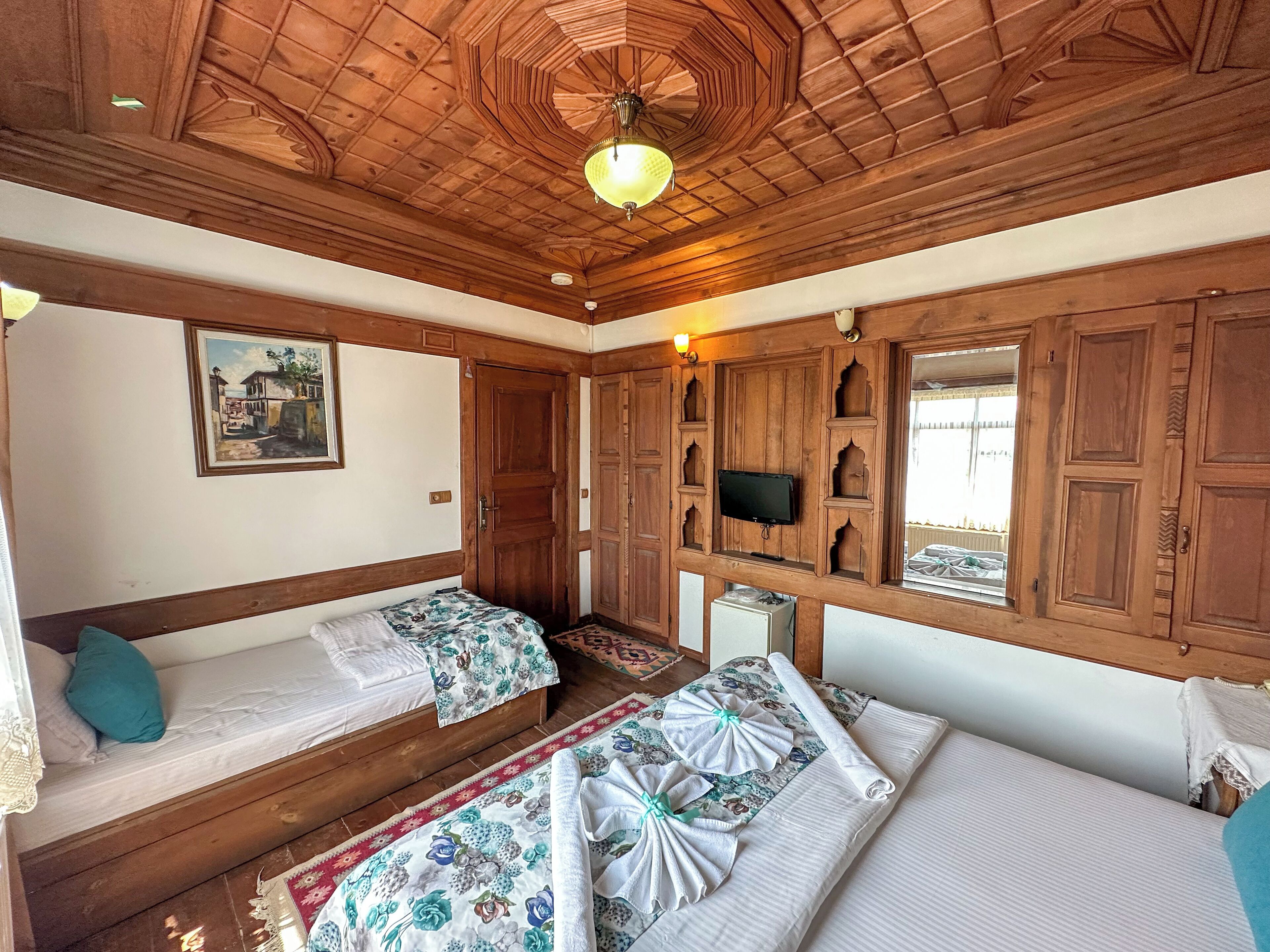 2 bedrooms, premium bedding, minibar, desk