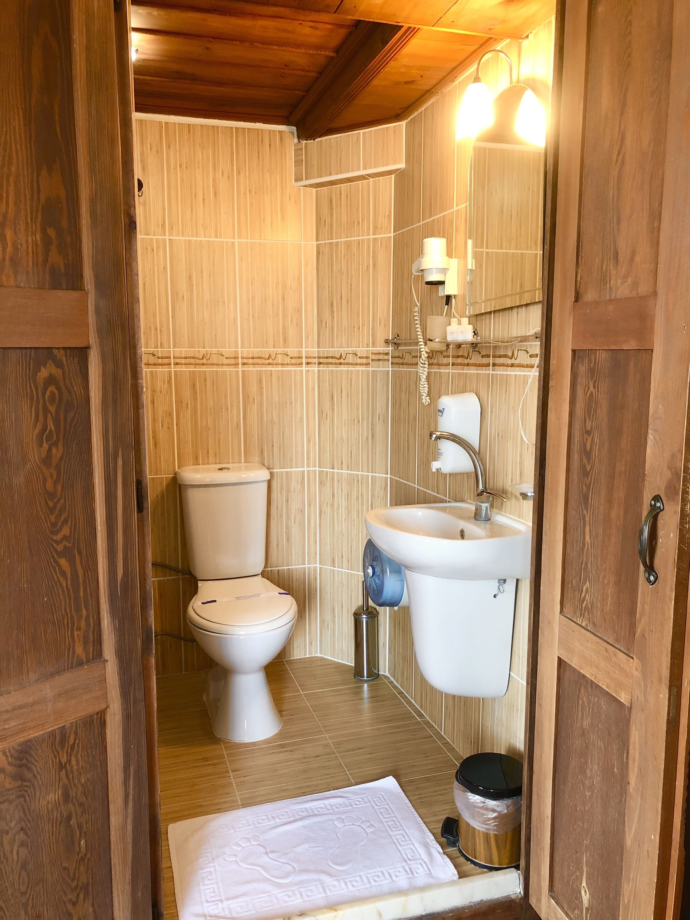 standard triple room | bathroom | shower, free toiletries, hair dryer, slippers