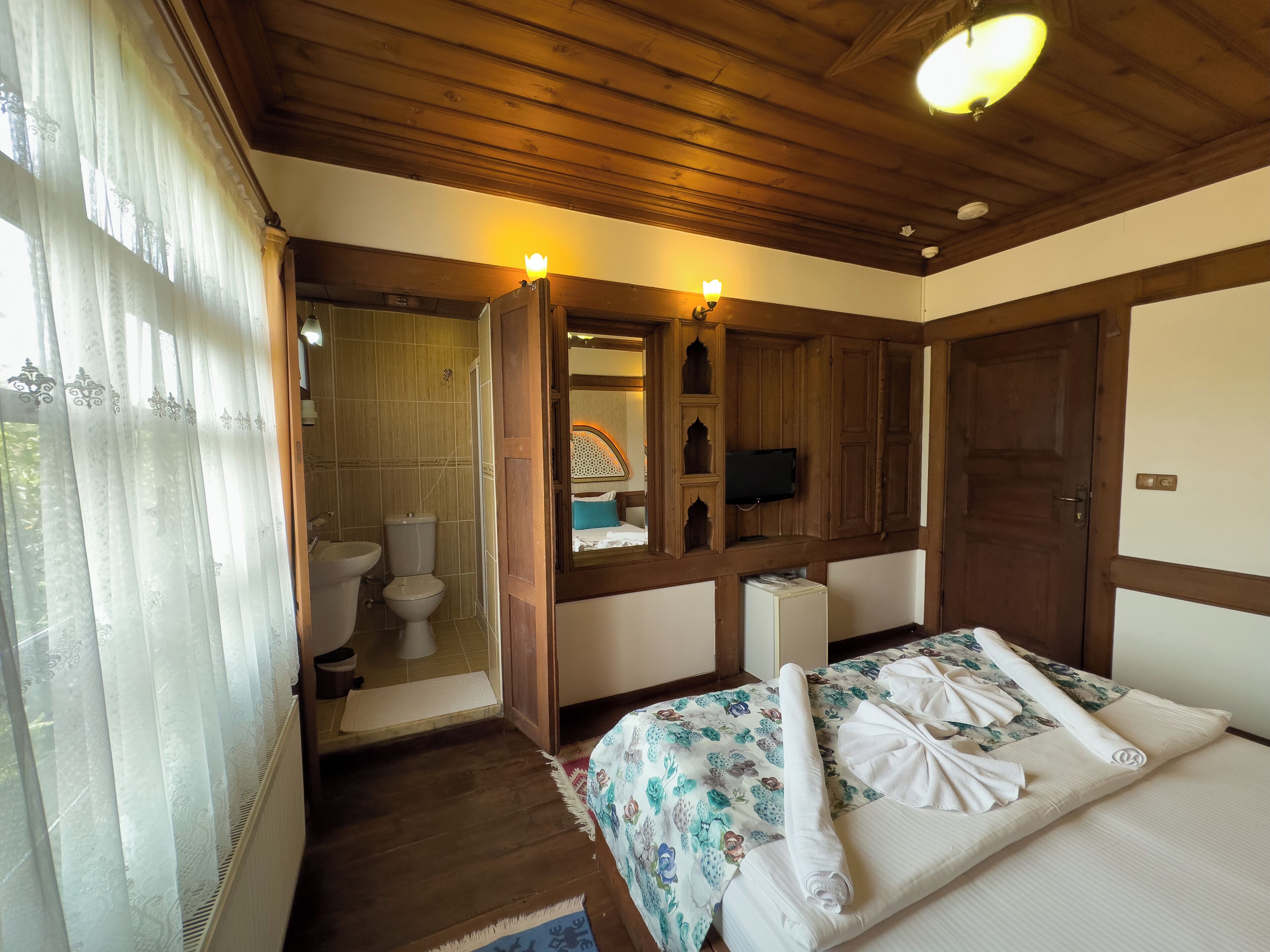 2 bedrooms, premium bedding, minibar, desk