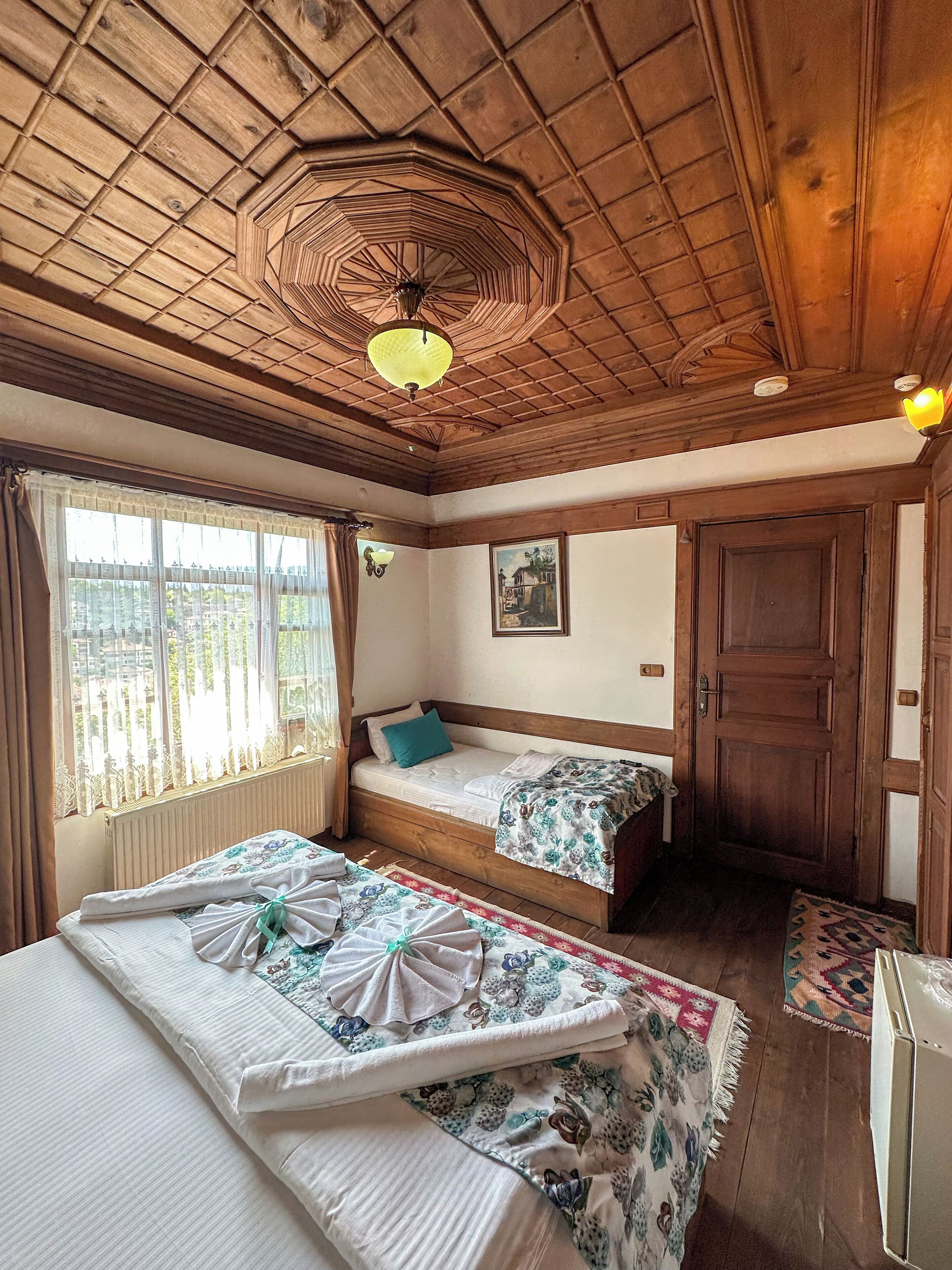 2 bedrooms, premium bedding, minibar, desk