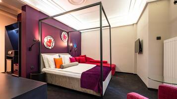 Premium kamer, 1 kingsize bed met slaapbank | 1 slaapkamer, luxe beddengoed, een minibar, een kluis op de kamer