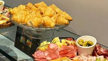 Tägliches Frühstücksbuffet (8 EUR pro Person)