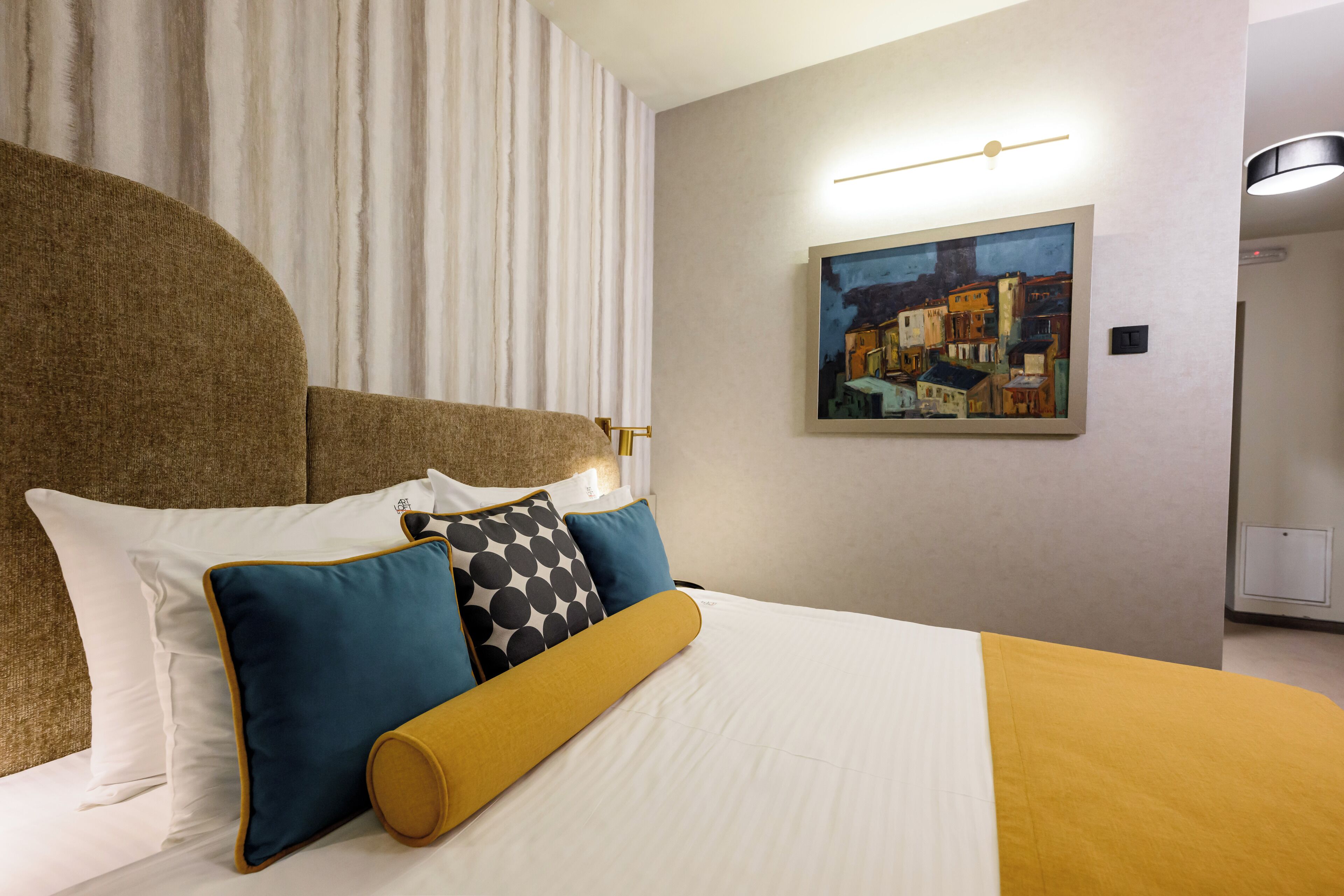 Superior tweepersoonskamer, 1 kingsize bed, uitzicht op de stad | Luxe beddengoed, een minibar, een kluis op de kamer, een bureau