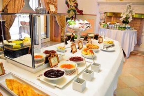 Termasuk sarapan penuh setiap hari 