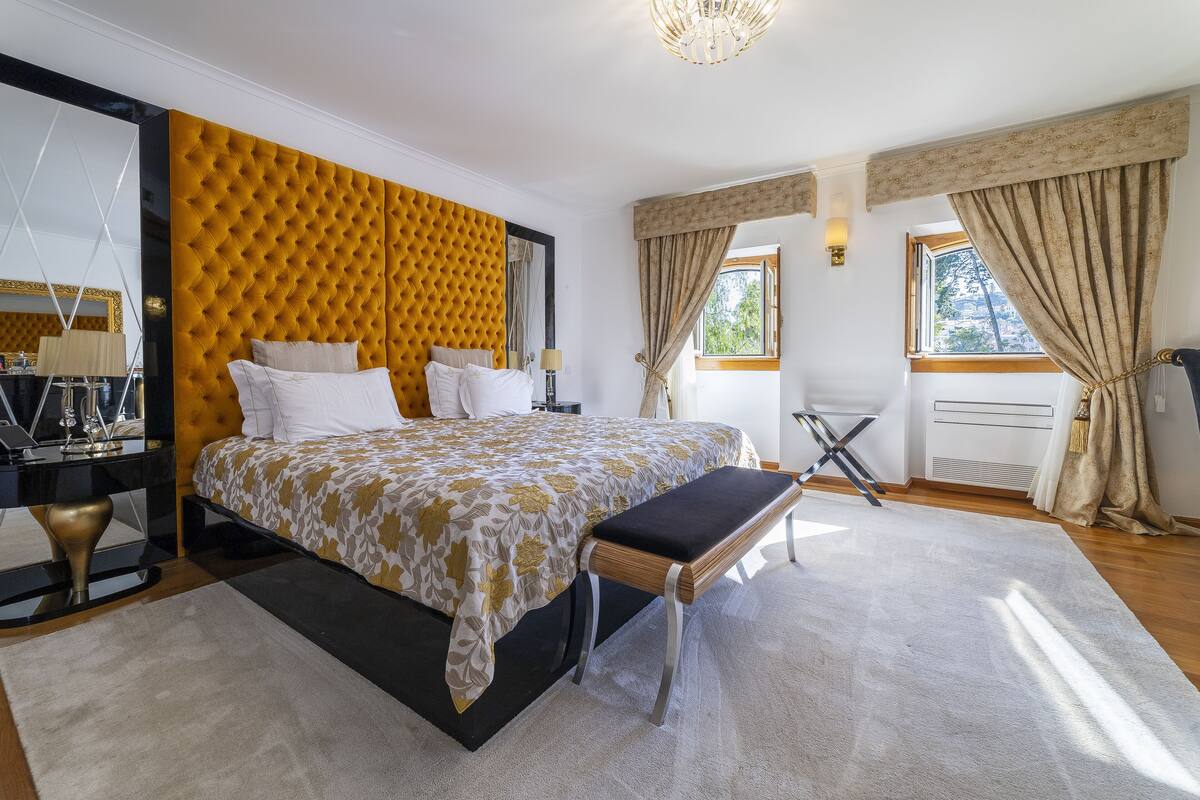 2 bedrooms, premium bedding, down duvets, memory-foam beds