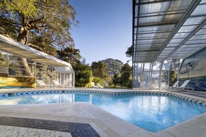 室内游泳池，室外游泳池，08:00 至 09:00 开放, 池畔遮阳伞, 日光浴躺椅