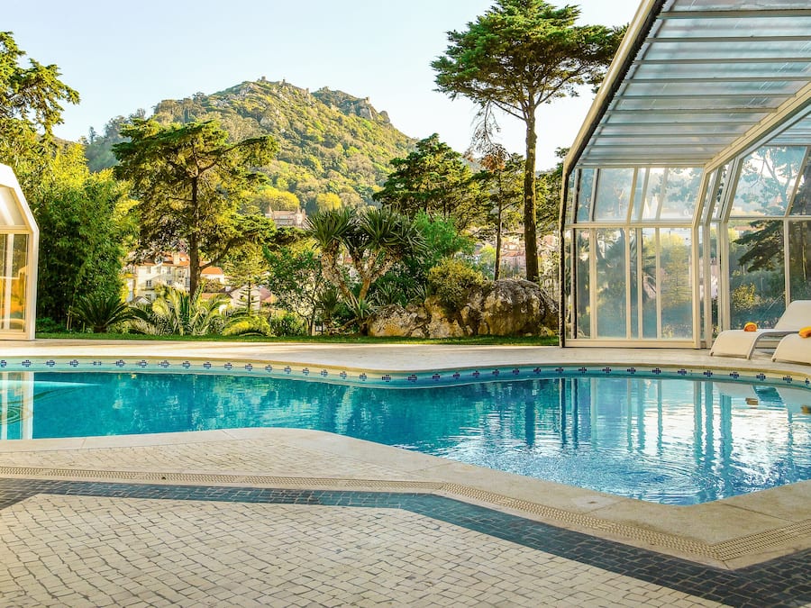 Piscina interna, piscina externa, funciona das 8h às 9h, guarda-sóis