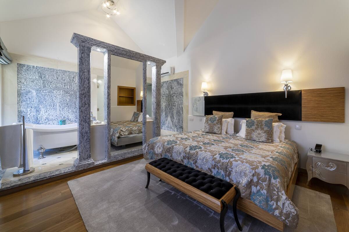 2 bedrooms, premium bedding, down duvets, memory-foam beds