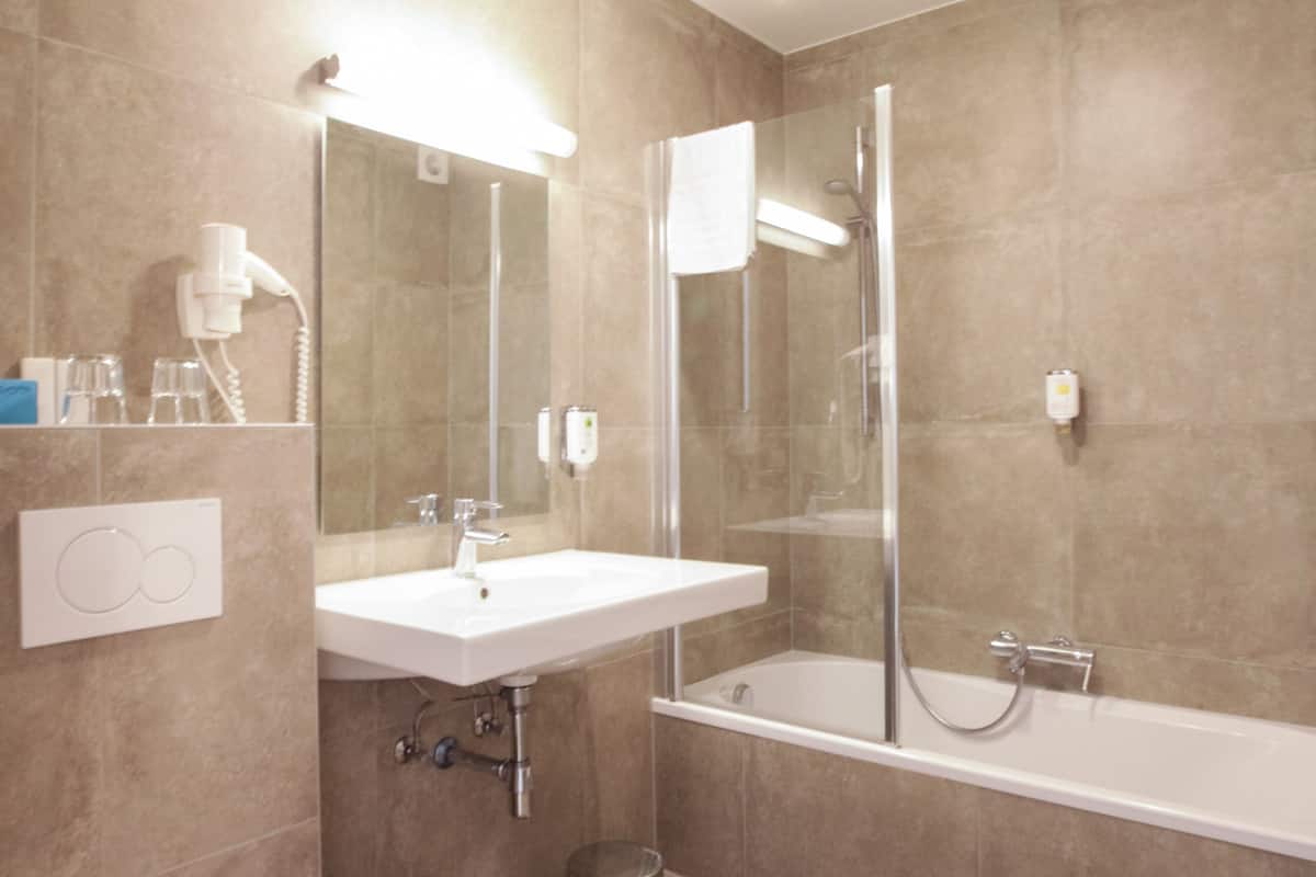 comfort double room | bathroom | free toiletries, hair dryer, towels