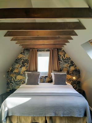 Ropa de cama de alta calidad y minibar 