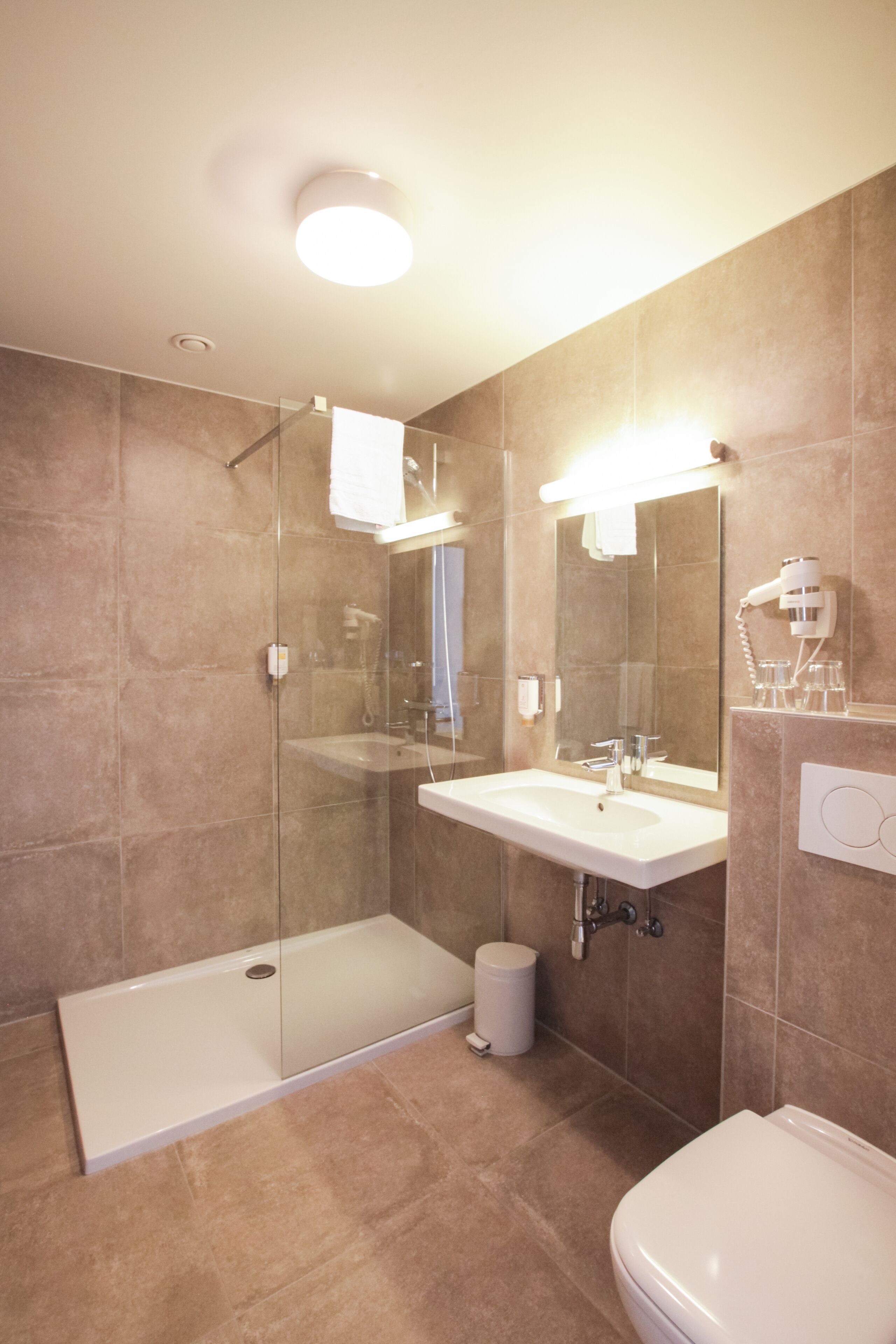 comfort double room | bathroom | free toiletries, hair dryer, towels