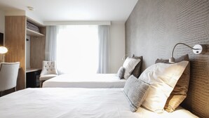 A hotel room with a large bed, a desk, a chair, and a wardrobe. - Hotel Lepelbed Melle (Melle)