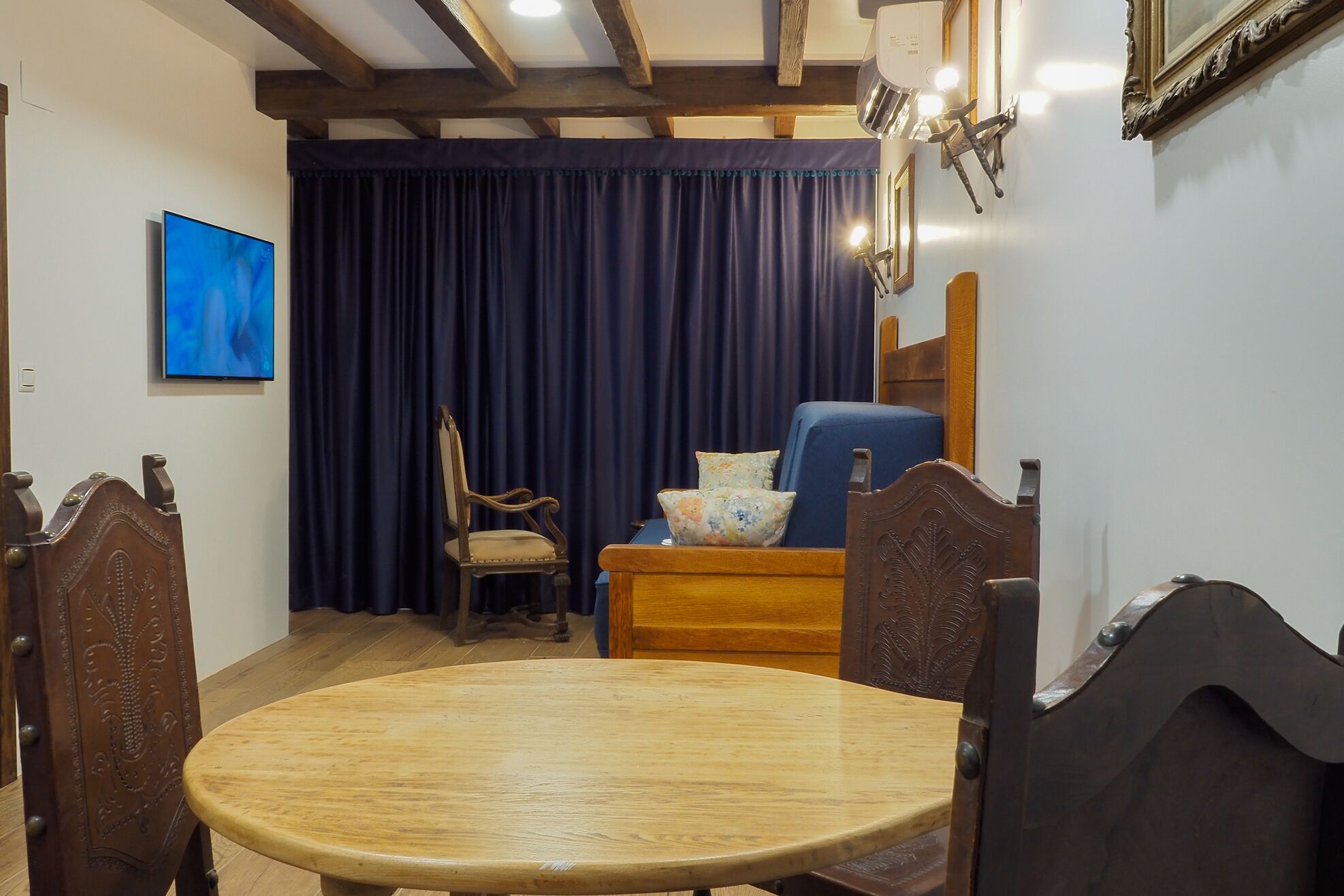 romantic apartment, ensuite (27) | lounge