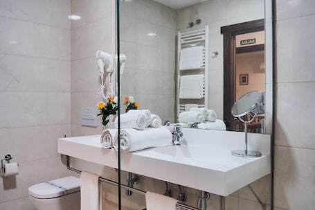 Luxury Apartment, Ensuite (14) | Bathroom. Posada y Apartamentos Trebuesto de Guriezo