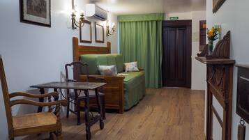 Apartamento Deluxe, accesible para personas con discapacidad, baño privado (12) | Salón