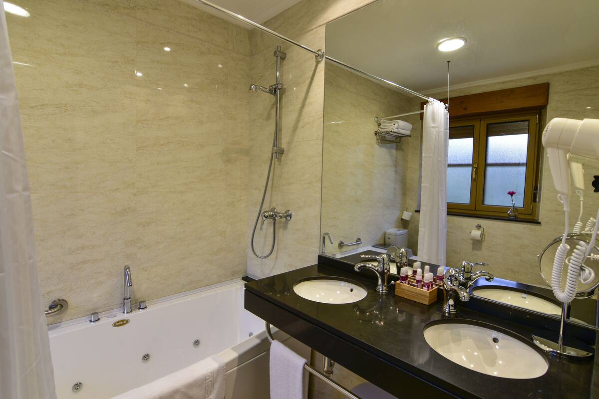 Luxury-Doppelzimmer, mit Bad (22) | Badezimmer