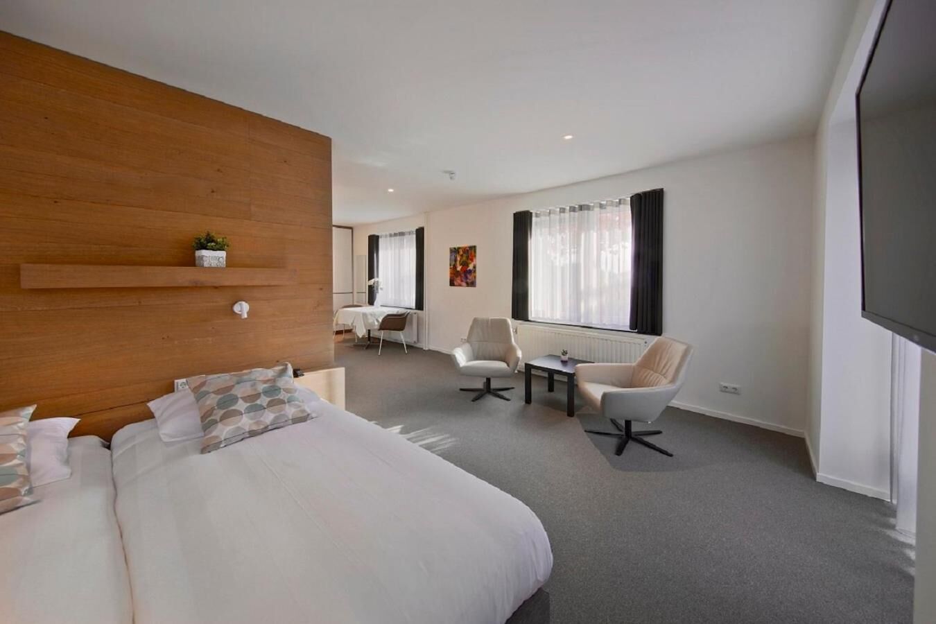 desk, free cots/infant beds, rollaway beds, free wifi