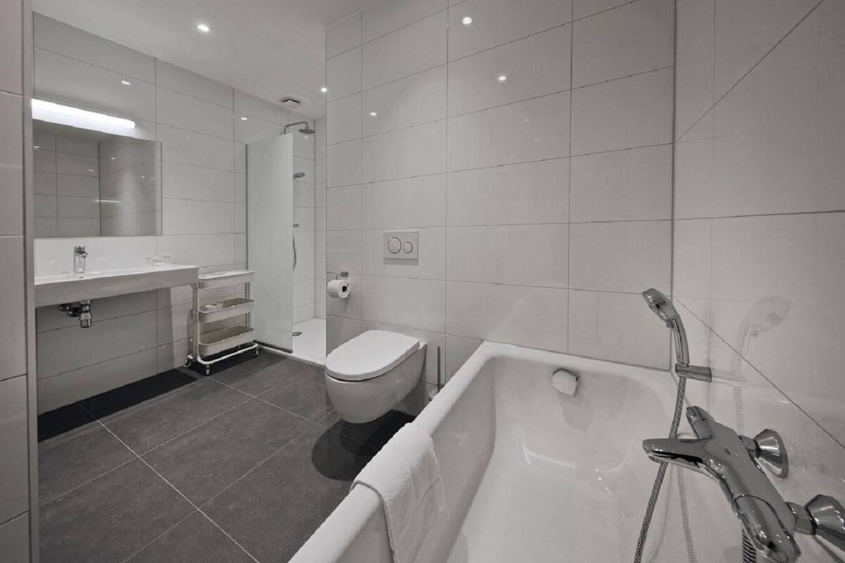 free toiletries, hair dryer