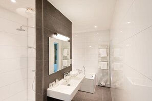 Suite panorámica | Baño | Artículos de higiene personal gratuitos y secador de pelo