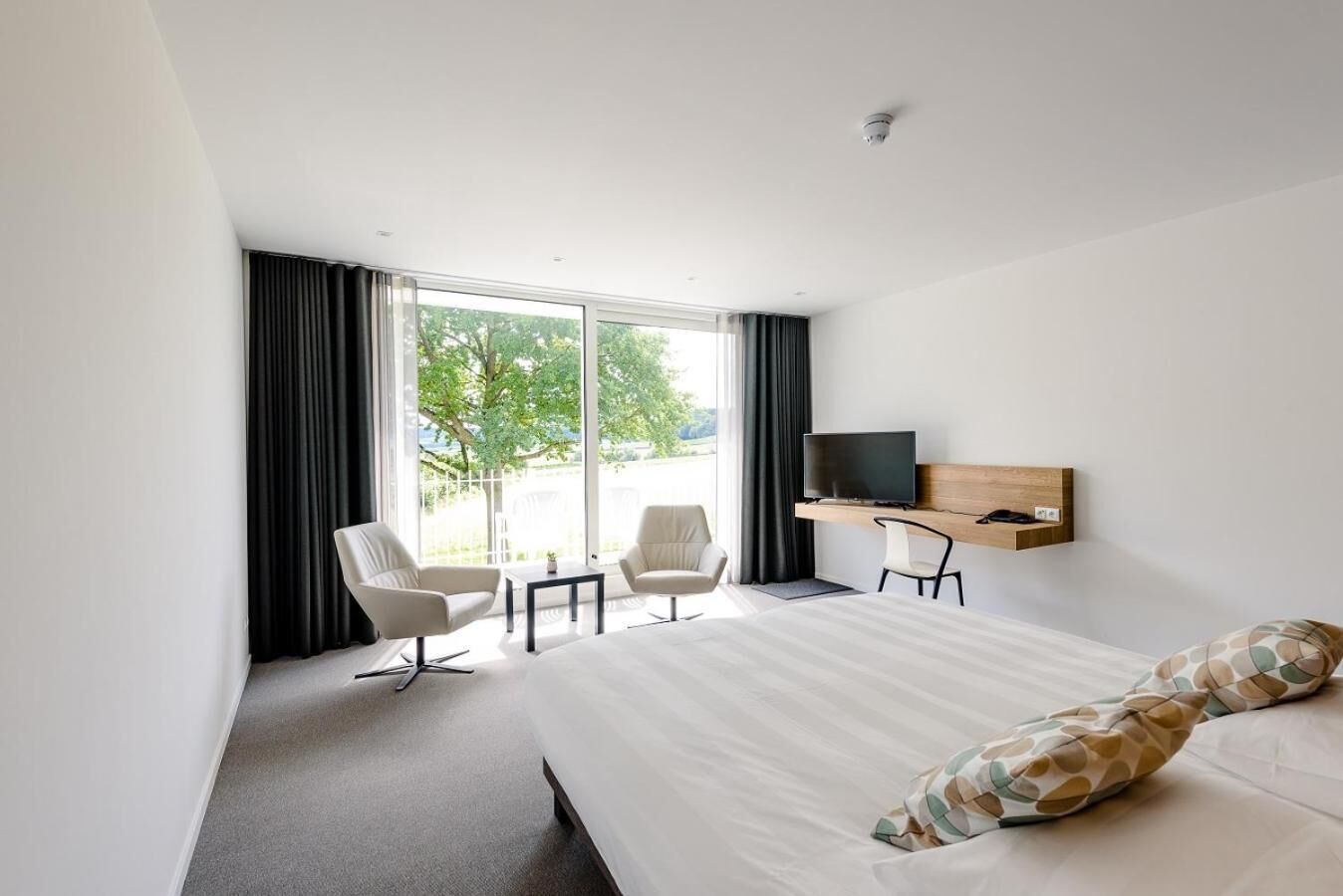 desk, free cots/infant beds, rollaway beds, free wifi