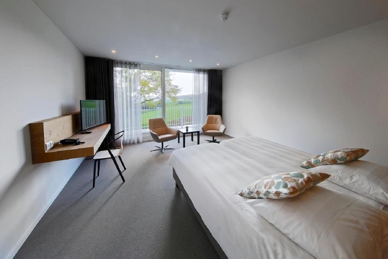 desk, free cots/infant beds, rollaway beds, free wifi