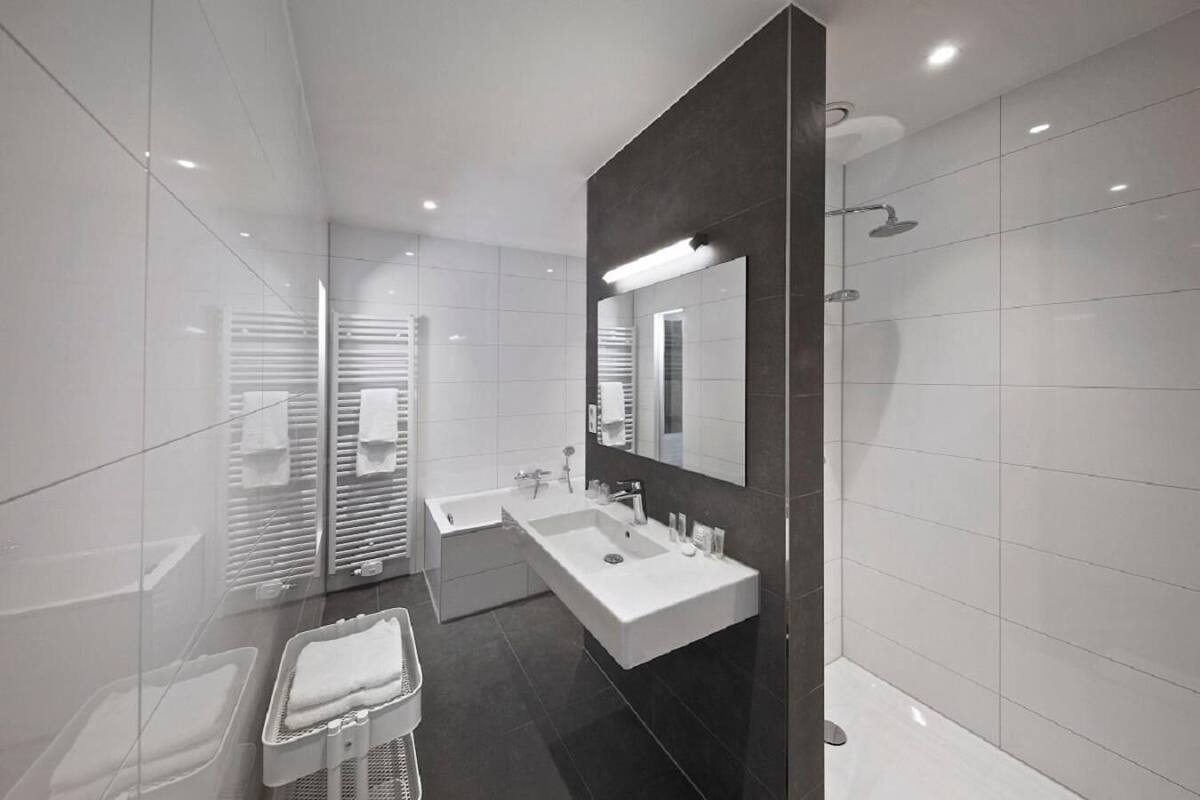 free toiletries, hair dryer