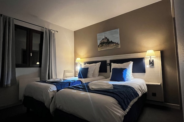 Classic Twin Room | Desk, laptop workspace, blackout drapes, bed sheets