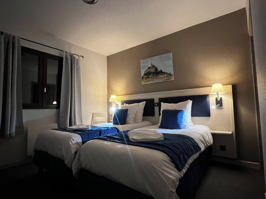 Chambre classique avec lits jumeaux | Bureau, espace de travail pour ordinateurs portables