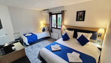 Habitación triple, baño privado | 1 habitación