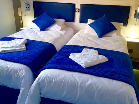 Classic-Zweibettzimmer | Schreibtisch, laptopgeeigneter Arbeitsplatz, Verdunkelungsvorhänge. Hotel Les Alizés