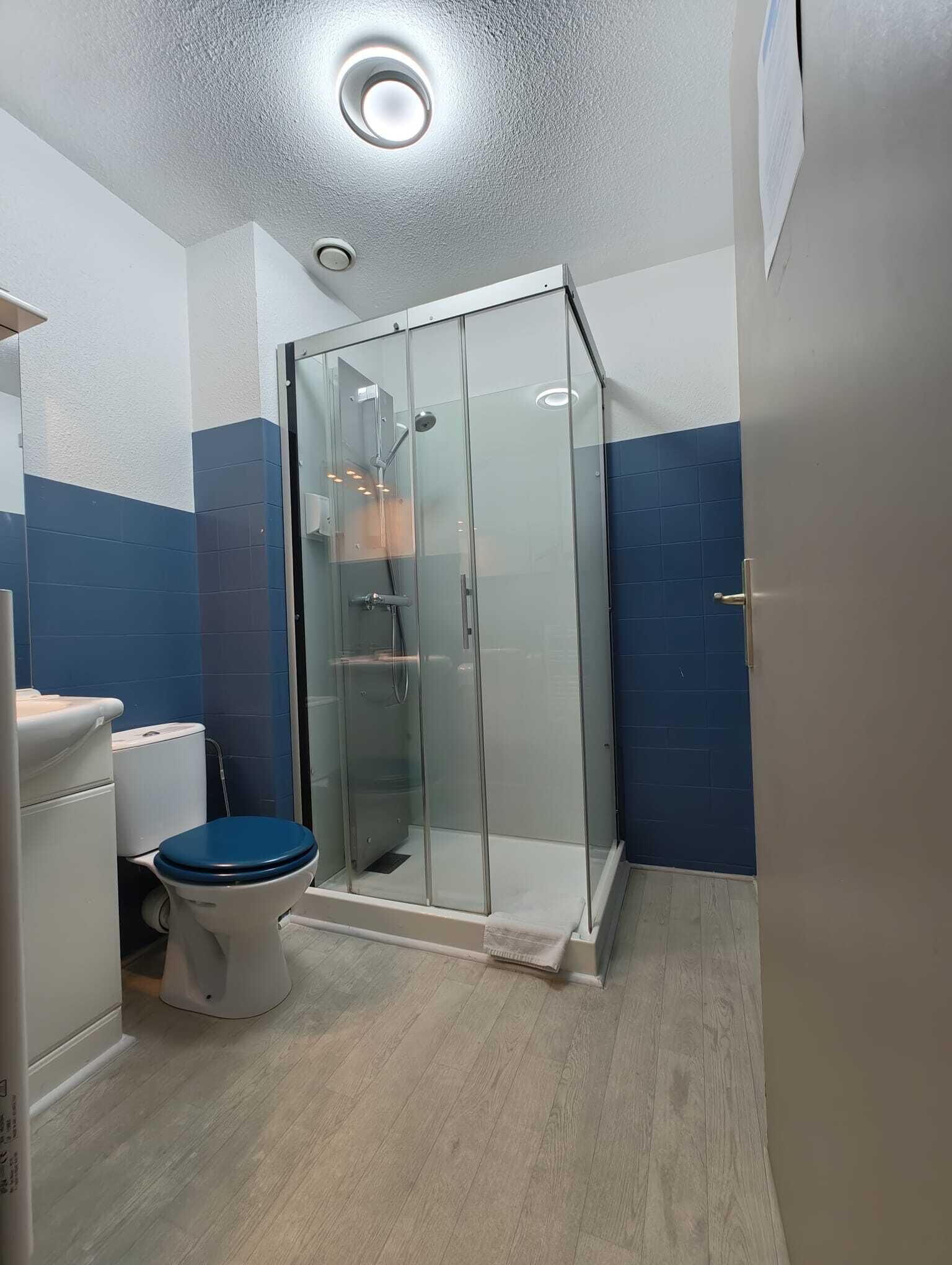 double room, private bathroom | bathroom