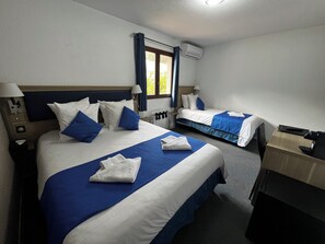 Classic Room | Bed sheets - Hotel Les Alizés (Puget-Theniers)