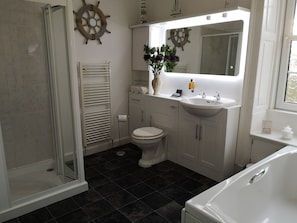 Standard-Doppelzimmer, mit Bad | Badezimmer
