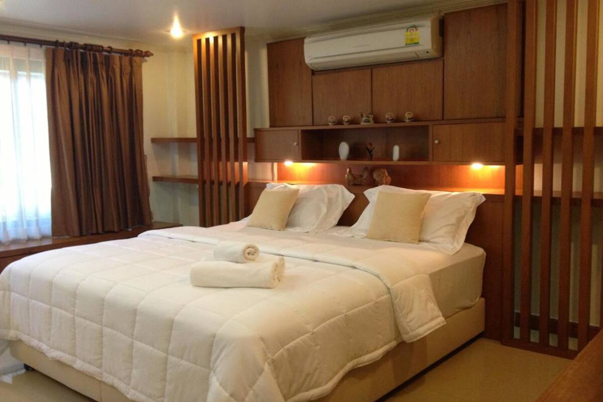 Standard A | Desk, blackout drapes, free WiFi