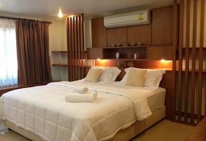 Standard A | Desk, blackout drapes, free WiFi