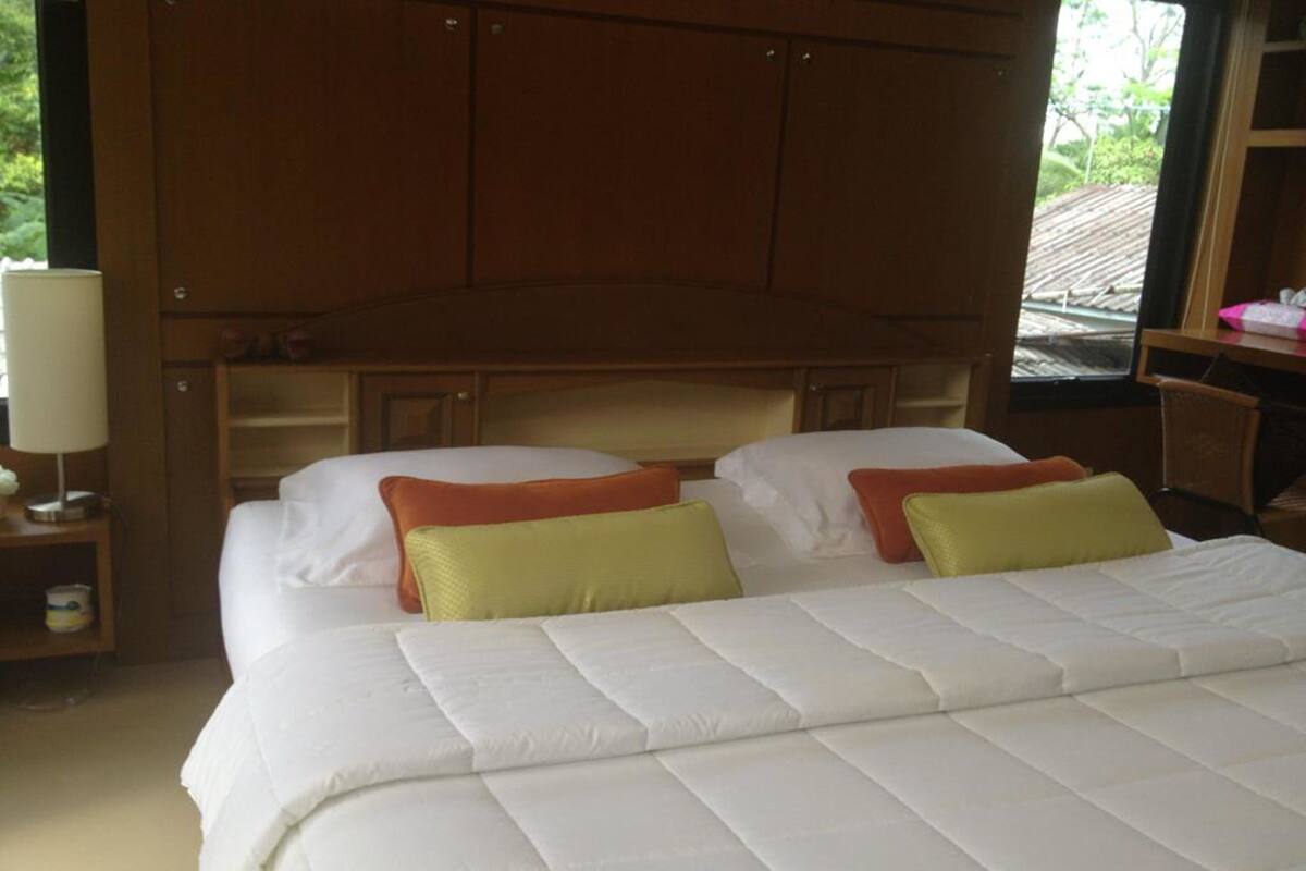 Standard B | Desk, blackout drapes, free WiFi
