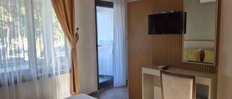 Quarto casal | Ferros/tábuas de passar roupa, berços grátis, Wi-Fi de cortesia