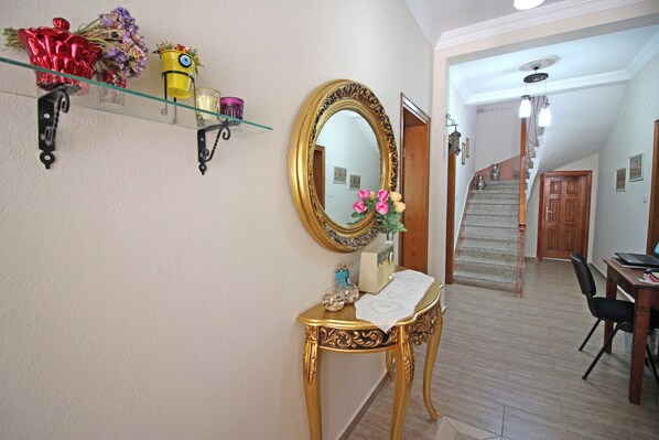 Check-in/check-out kiosk