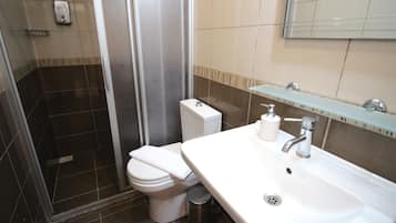 Triple Room | Bathroom | Shower, free toiletries, hair dryer, slippers