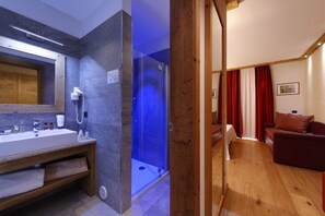 Junior Suite | Bathroom | Shower, free toiletries, hair dryer, bathrobes - Hotel Diana (Pinzolo)